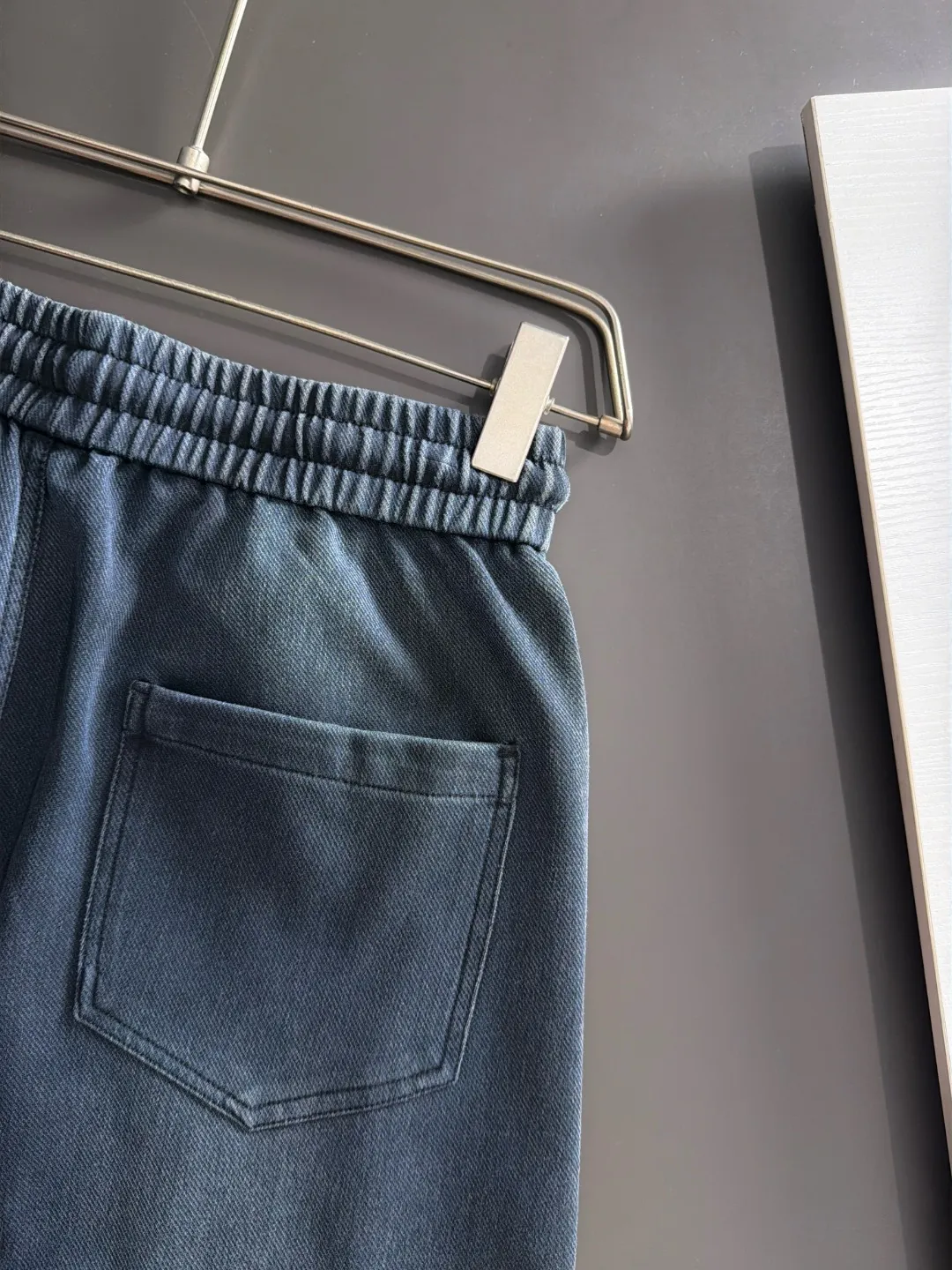 The next day we shipped the P195 Balenciaga High Quality New Arrival Elastic Casual Pants Fall/Winter 2026. The custom-made fabric at the counter has a high degree of comfort, impeccable details, and the design concept of the brand elements reflects high quality. The hand feels delicate and soft! Casual cuts and awesome upper body! Sizes: S-3XL